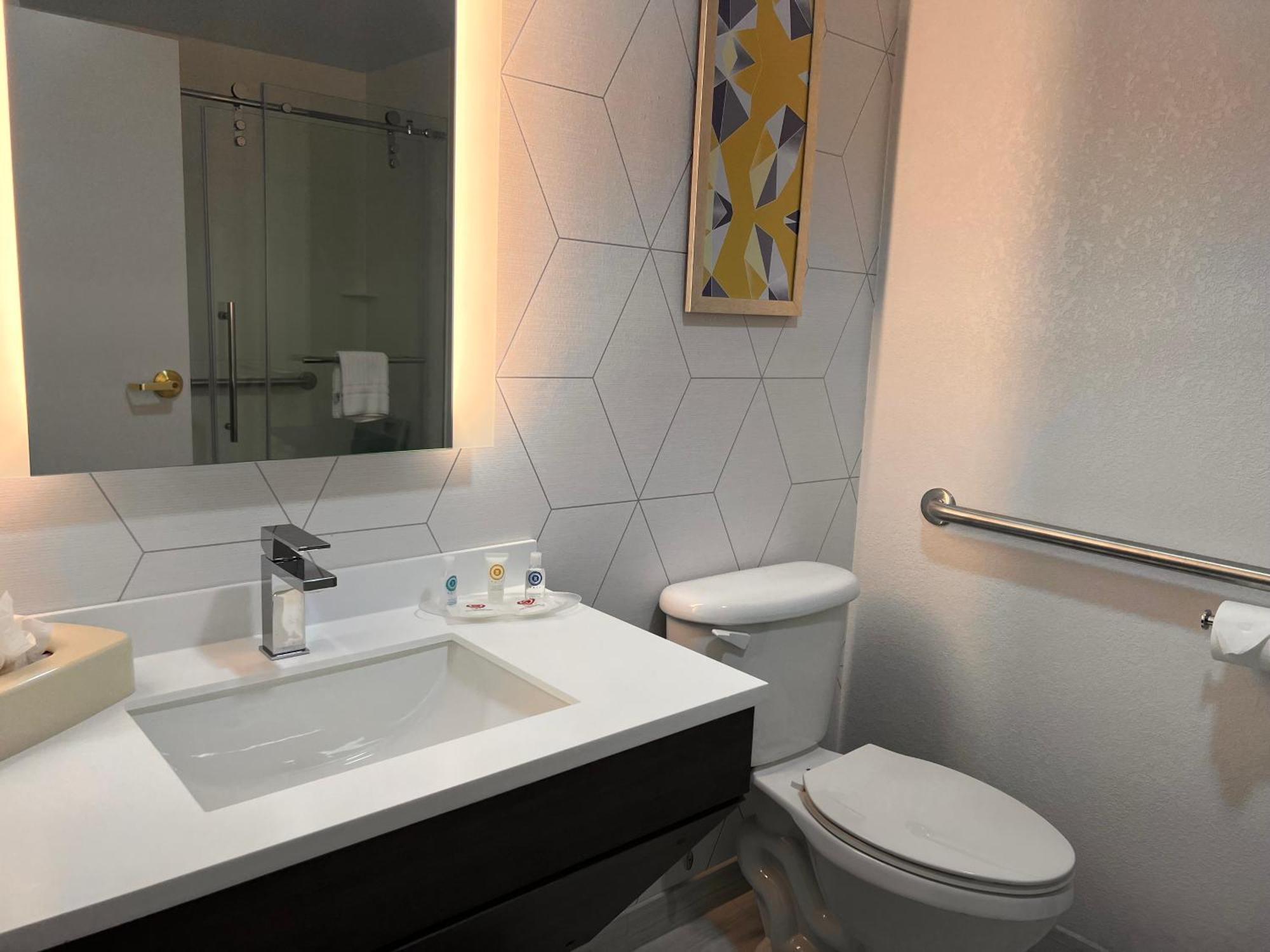Comfort Suites Louisville Airport Екстериор снимка